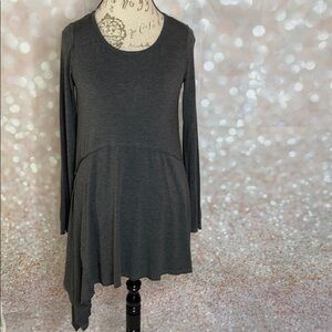 𝅺EASEL Gray Asymmetric Hem Top